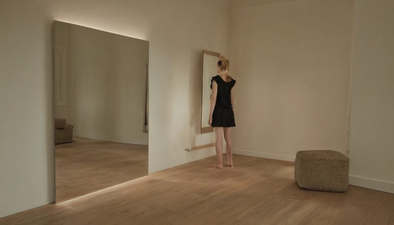 Which CCT and color-fidelity metrics make floor-mirror colors dependable editorial visual